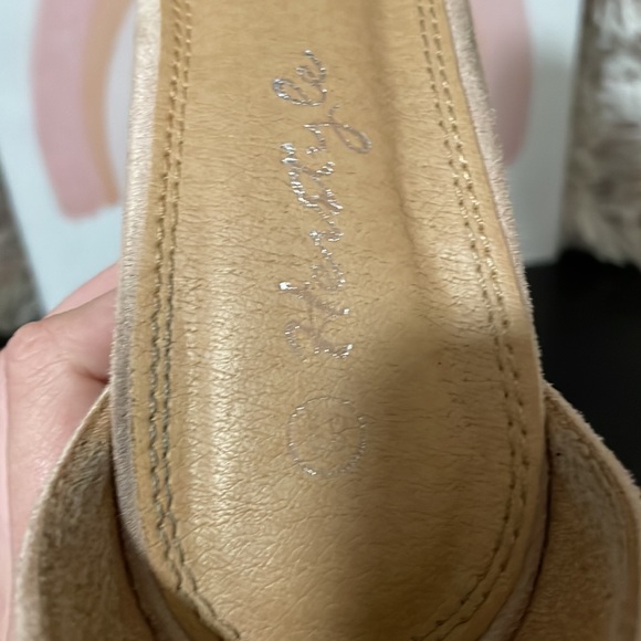 •𝙲𝚄𝚃𝙴 𝙷𝙴𝙴𝙻𝚂 - Picture 7 of 7